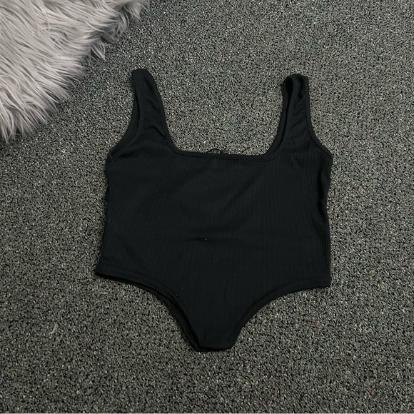 PRETTYLITTLETHING Black Ribbed Cropped Tank Top Sleeveless Casual Shirt Dip Hem - Picture 16 of 16